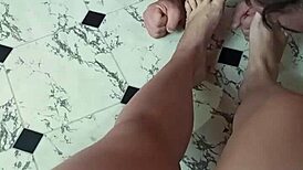 mi esclavo, dime cómo adoras mis pies antes de que te patee las bolas