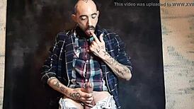 Hey, watch this gay solo jerking off in Spain with pussy and cock vibes