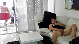 Atrapo a mi madrastra cachonda masturbándose con su coño afeitado en casa. ¡Mírala devorar mi polla con ganas!