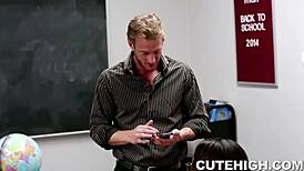 调皮骚女勾引老教师