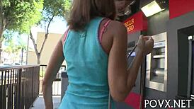 勃起的鸡巴在粗暴游戏中猛插剃毛少女18+的阴道