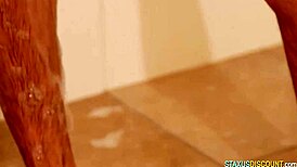 欧洲小受在蒸汽淋浴中承受巨大鸡巴