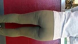 紧身裤隐藏翘臀偷拍实录