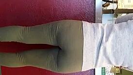 紧身裤隐藏翘臀偷拍实录