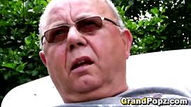 Grandpopz故事里年轻18+棕发美女激情吸鸡巴