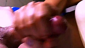 害羞娇小拉丁继妹偷窥被抓出轨大学性爱高潮