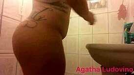 Banho Masturba��o E Chuva Dourada With BBW Latina In Bathroom