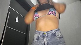 Vecina Cachonda Pide Que La Folle En Las Escaleras De La Piscina