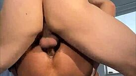 扒开紧致小鲜肉屁眼无套巨屌射精