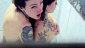 Gravei Escondido Meia-Irmã e Amiga Fudendo no Banho!