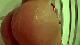 Tight teen 18+ Elsa toys her wet pussy with various toys in solo session.