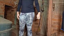 fodendo a mulher do corno na construção, hein?