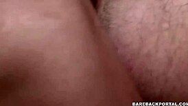 想加入这个惊人的同性裸背3P吗？