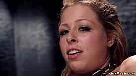 金发顺从者被硬肛交并射精，伴随着激烈窒息在BDSM场景中