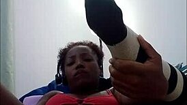 Ebony brunette shakes ass!