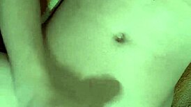 magrinho gozando sozinho no quarto, sentindo prazer intenso