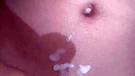 magrinho gozando sozinho no quarto, sentindo prazer intenso