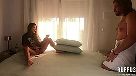 Morena safada invade quarto do parente para fumar e fode com ele até gozada na buceta - ana rothbard - completo no red