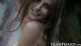 Tall Lass Naked Outdoors Seduces With Hips