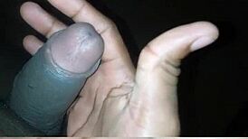 直男帅哥朋友为gay哥们秀肌肉射精，女友不在家