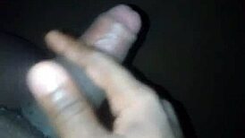 直男帅哥朋友为gay哥们秀肌肉射精，女友不在家