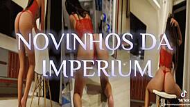 why is novinha showing off her sexy body?