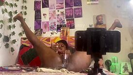 她弯腰镜前独玩假屌抠逼自慰