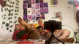 她弯腰镜前独玩假屌抠逼自慰