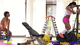 健身房黑妞穿紧身裤互插骚穴