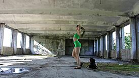 真人秀参与者裸体户外运动多毛身狂欢