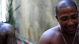 hey, dona de casa, varrendo o quintal e mostrando tudo... quer dar a bunda mesmo?