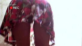 hey, dona de casa, varrendo o quintal e mostrando tudo... quer dar a bunda mesmo?