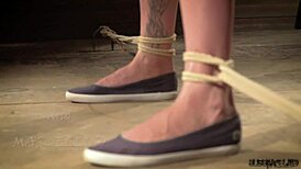 18岁小妞被打屁股惩罚绑得紧紧的