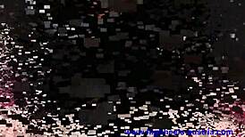 她命令他跪下舔她的靴子，一個真正的女權場景隨著每個嚴厲命令展開。