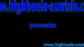 她命令他跪下舔她的靴子，一個真正的女權場景隨著每個嚴厲命令展開。