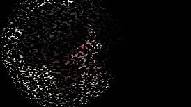 她命令他跪下舔她的靴子，一個真正的女權場景隨著每個嚴厲命令展開。