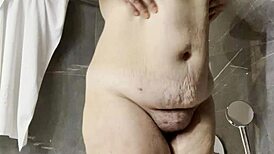 忍不住玩大肚腩摸起来好爽！