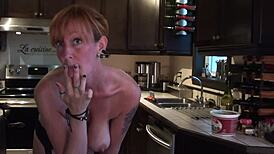 性感红发女郎在加拿大厨房表演热舞