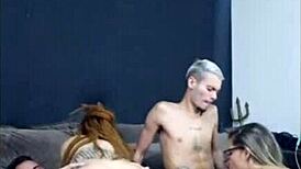 ruiva de dread sentando na rola do amigo enquanto a esposa dele me mama gostoso