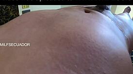 Oye, quieres ver cómo le doy una mamada bien mojadita a mi hijastro?