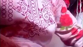 巴比忍不住厕所当小叔子面尿尿太急！