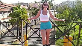 vadia gostosa flashing breasts in public, sucking cock on street