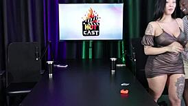 gostosa mede o pau grande do negro e faz boquete