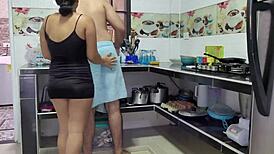 La hermana de mi amigo me provoca y la follo sin dudar en doggystyle.