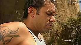 keri sable et steven baisent sur le capot dune voiture