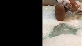 I'm that naugty Mineira twerking wet in the bathtub