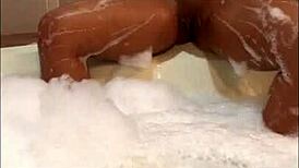 I'm that naugty Mineira twerking wet in the bathtub