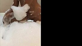 I'm that naugty Mineira twerking wet in the bathtub