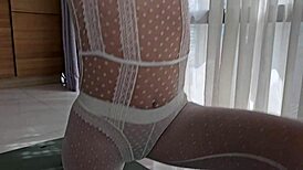 宽阔张开的阴户在瑜伽课中被拉伸