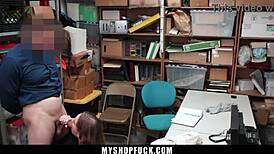 嫌疑女郎脱衣搜查找回失窃珠宝